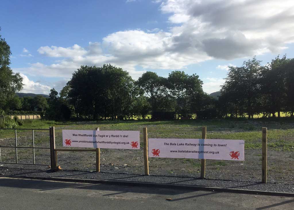 New signs at Bala station site