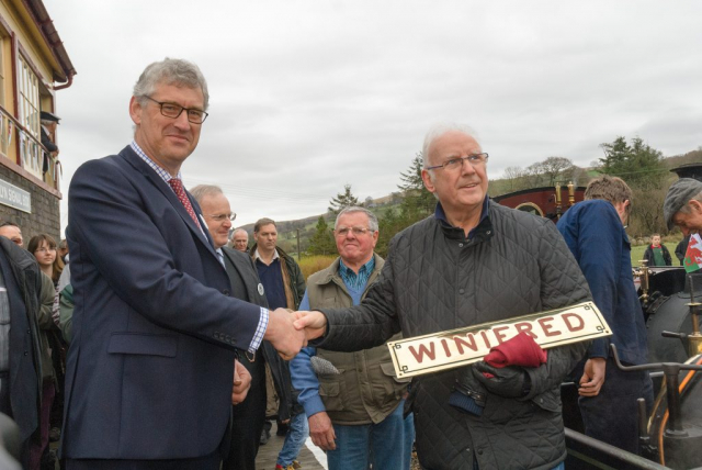 Julian Birley presents Peter Waterman with a replica nameplate of Quarry Hunslet “Winifred” at Llanuwchllyn